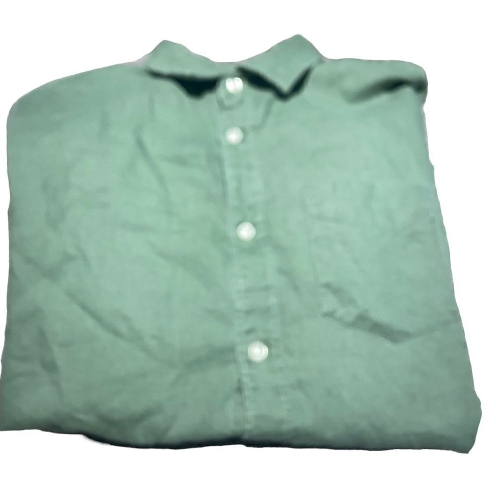 Gap size medium long sleeved button up shirt great color great condition